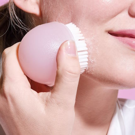 The Benefits of Using a Facial Cleansing Brush